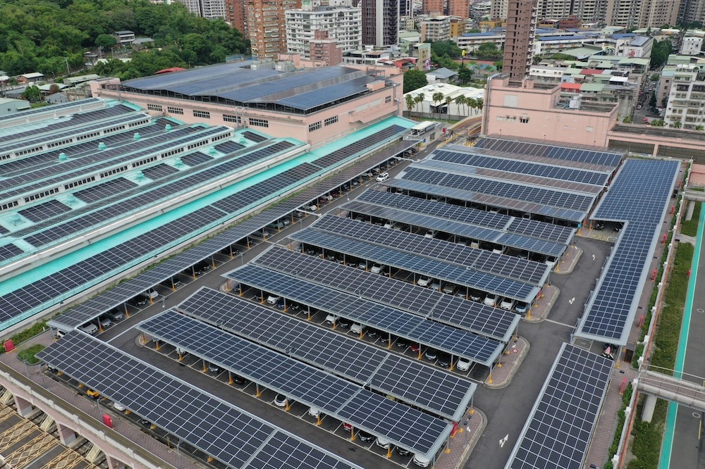 大同智能提供太陽能與儲能案場的維運服務，圖為台北捷運新莊機廠太陽能板。(大同智能提供)
