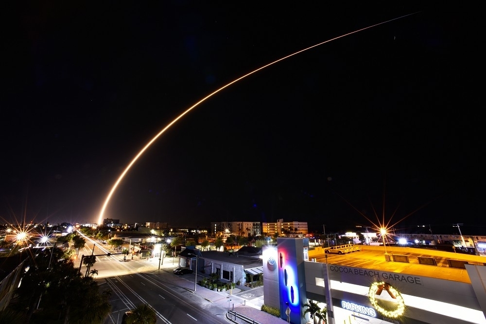 「星鏈」低軌道衛星通訊服務來台恐泡湯。圖為SpaceX公司去年底發射火箭，將星鏈衛星送上太空。（美聯社）