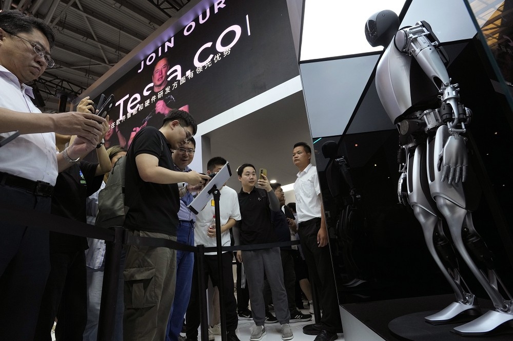 特斯拉在上海展出身材與人類相仿、但力大無窮的機器人Optimus（美聯社）