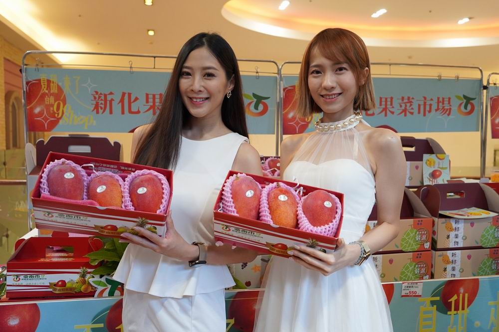 台中大遠百與台南市政府攜手合作推廣美味芒果。（楊文琳攝）
