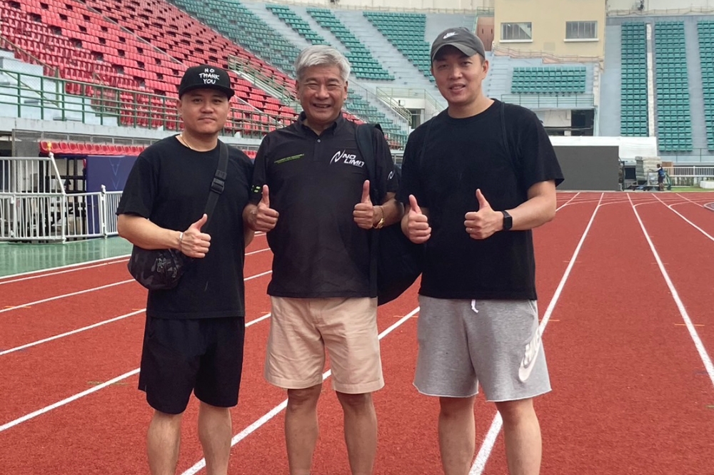 中華民國田徑協會秘書長王景成到泰國國家體育場了解場地狀況。（中華民國田徑協會提供）