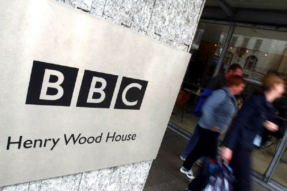 BBC名主持人被控資助未成年人吸毒，以換取對方的色情照片。（美聯社）