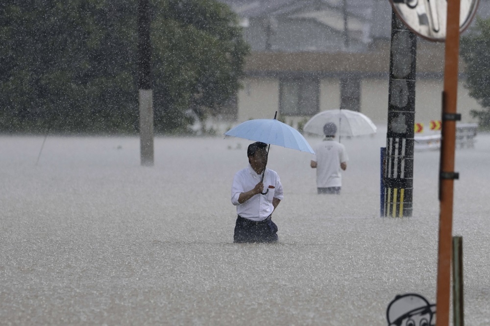 九州豪雨成災，福岡部分地區水深及腰。（美聯社）