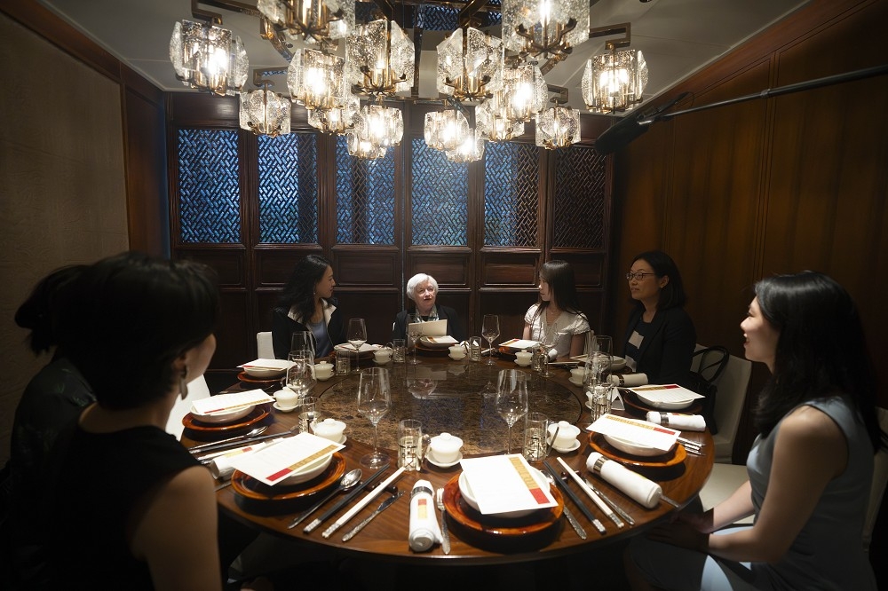葉倫（中）8日與多位中國女學者在北京共進午餐，包括「經濟學人」中國區總裁劉倩、科幻小說「北京折疊」作者郝景芳。（美聯社）