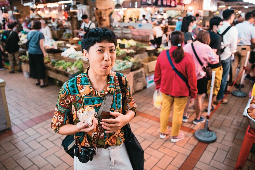 每次去市場前，蘇凌會特地空著肚子，在市場裡尋覓手工現做美食嘗鮮。（鄒保祥攝）