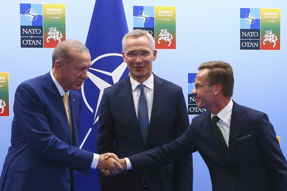 土耳其總統艾爾段（左起）、北約秘書長史托騰柏格與瑞典總理克里斯特森在立陶宛首都維爾紐斯舉行會談。（美聯社）
