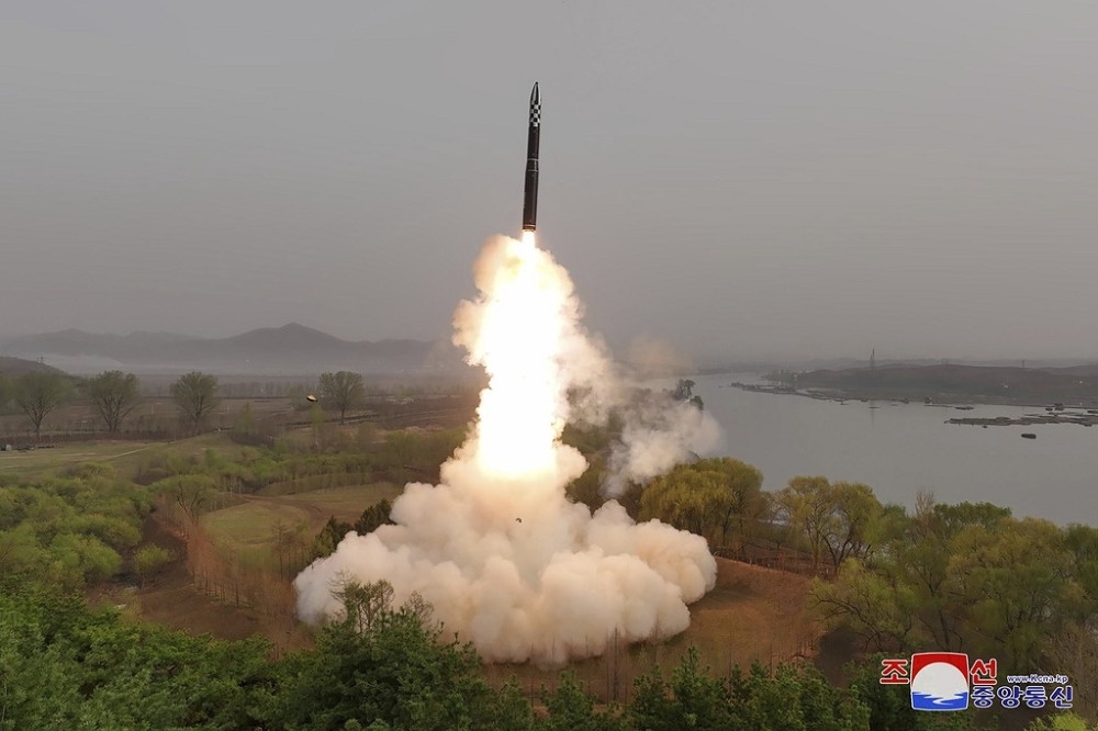 北韓12日上午試射彈道飛彈，美日韓等國正積極分析相關情資數據。圖為4月試射的「火星-18」洲際彈道飛彈。（美聯社）