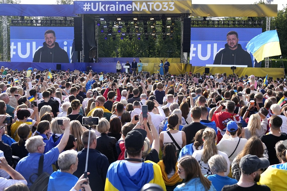 烏克蘭總統澤倫斯基在維爾紐斯向群眾發表講話。（美聯社）
