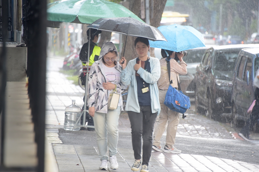 氣象局今天（12日）下午發布14縣市大雨特報。（張哲偉攝）