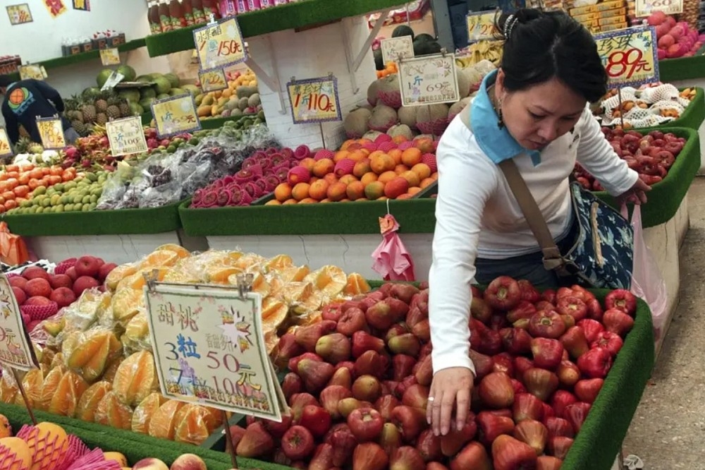 台灣西進果農很熟悉的就是，只要有價格高昂的新品種出現，中國果農們便會一窩蜂去種貴的水果，大眾水果因為產量減少，價格就大漲。（美聯社）