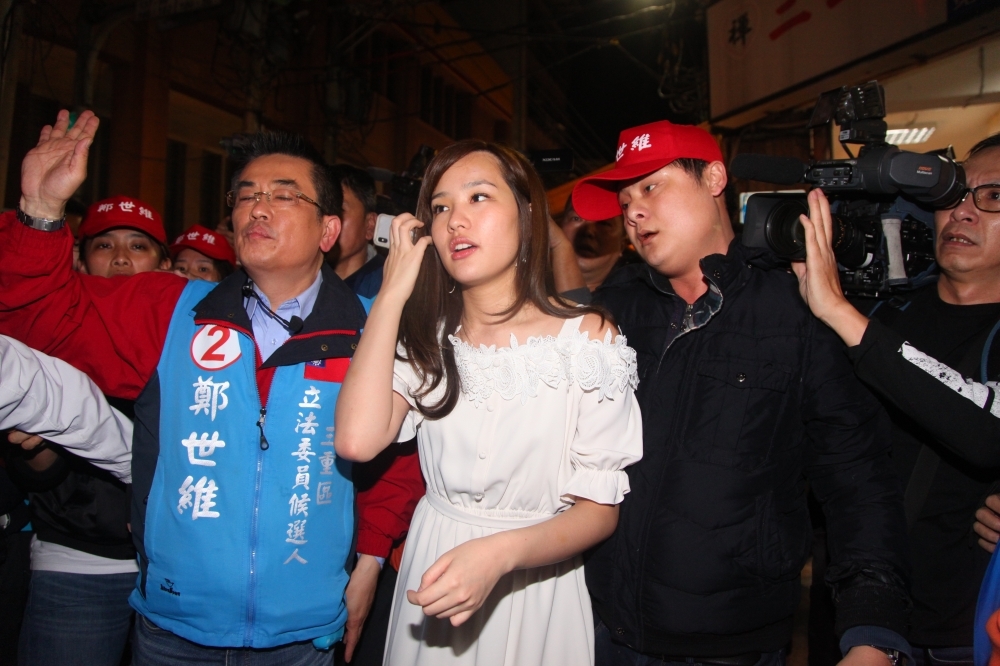 國民黨台北市黨部主委黃呂錦茹今將與韓冰（中）再會面，希望能說服她出戰中正萬華區立委選戰。（資料照片／張哲偉攝）