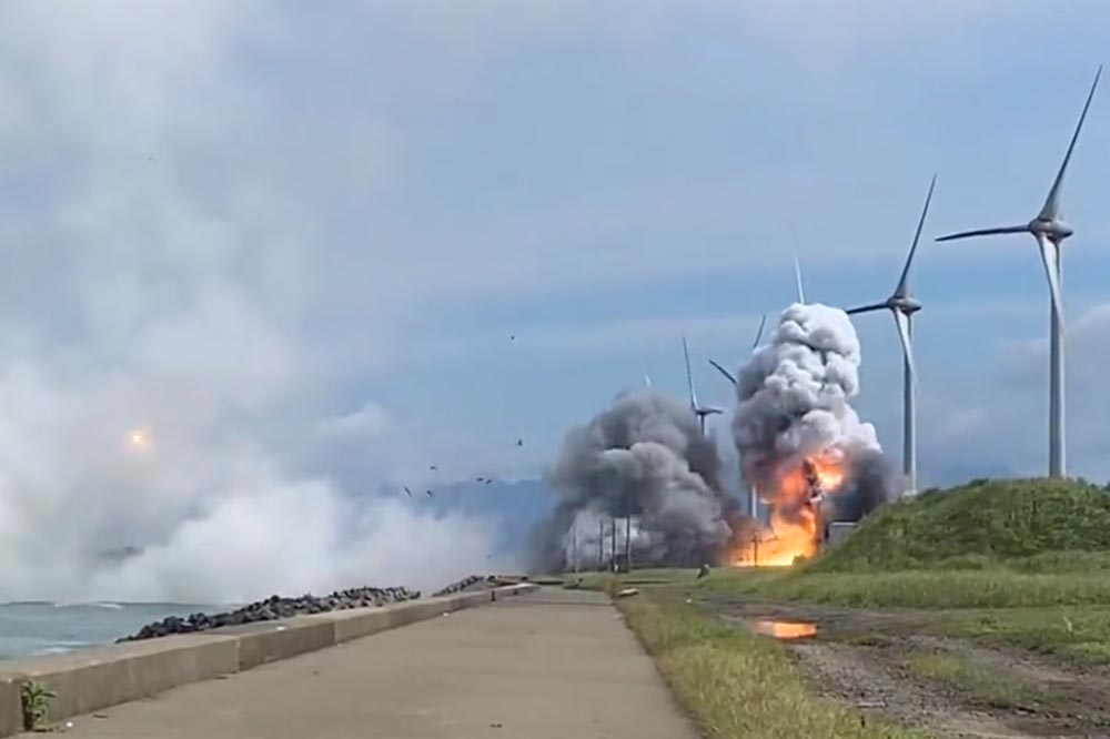 「Epsilon S」火箭測試失敗，實驗場地發生大爆炸。（取自推特）