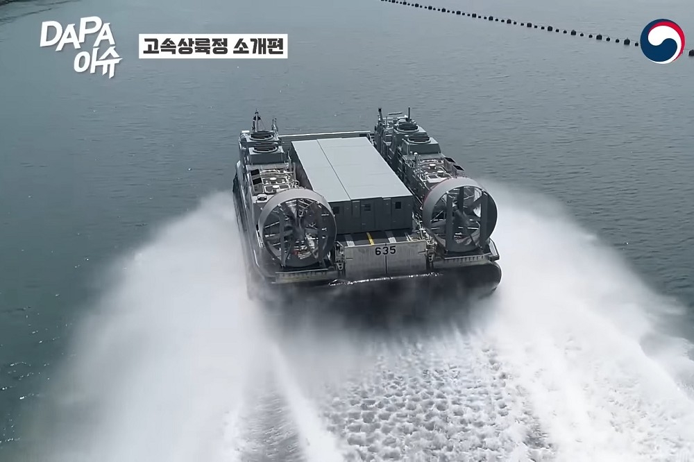 南韓海軍近期接收兩艘新式氣墊登陸艇，進一步強化兩棲突擊、登陸作戰能力。（取自DAPA影片）