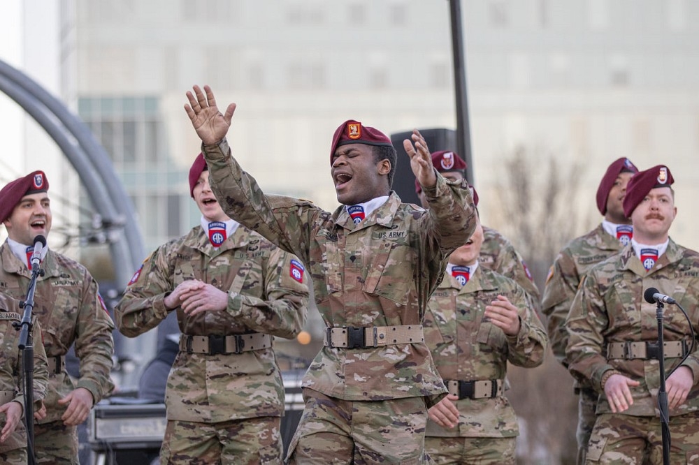 美國陸軍82空降師「全美」合唱團演出畫面。（取自美軍82空降師合唱團FB）