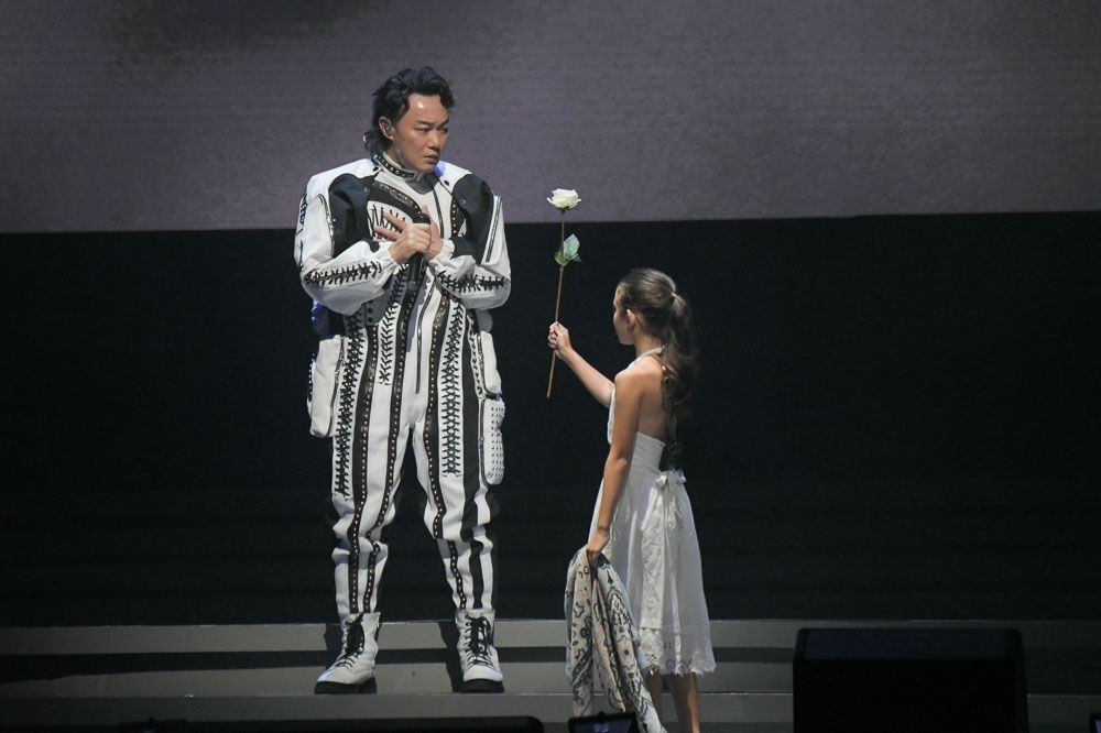 陳奕迅睽違7年於台北小巨蛋舉辦「FEAR AND DREAMS世界巡迴演唱會」，其中還有小女孩上台獻花環節，讓粉絲看得相當感動。（楊約翰攝）