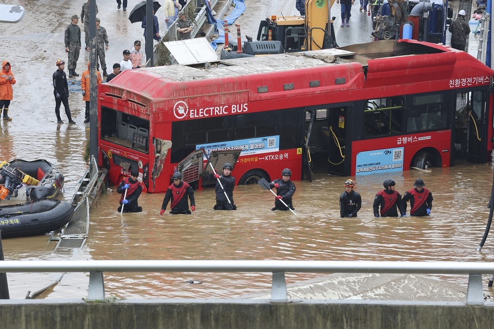 南韓忠清北道清州市一處地下車行隧道15日遭潰堤洪水灌入，十多輛汽車慘遭淹沒。（美聯社）
