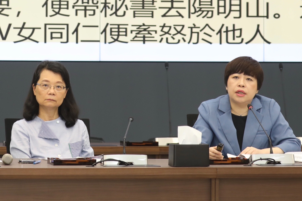 監察委員葉大華、王美玉今天（17日）舉辦記者會，指出謝曉星性騷擾、職場霸凌而遭彈劾。（王侑聖攝）