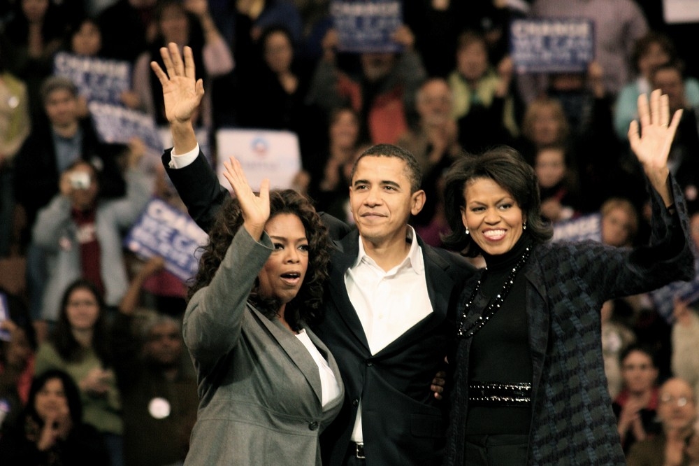 歐普拉（左一）是美國總統大選「名人推薦」曾經最顯著成功的例子，同時也鼓勵了許多年輕網路紅人起而效尤。（維基百科）