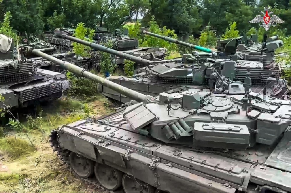 據烏方說法，俄軍為這波攻勢集結了10萬兵力與900輛戰車。圖為先前俄軍收繳華格納傭兵的T-90M戰車（美聯社）