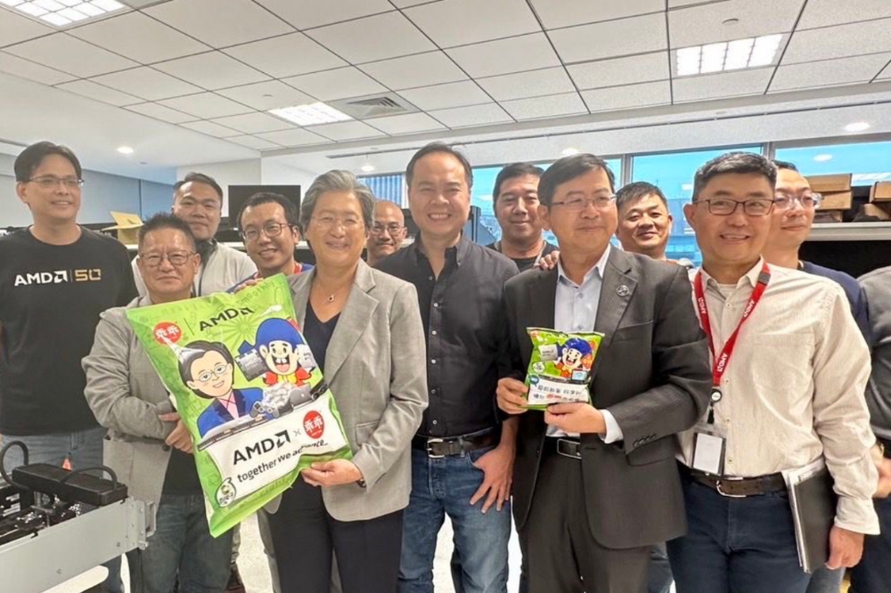蘇姿丰今天（19日）參加公司的AMD Innovation Day，收到同事送的特大號「乖乖」，還開心的合照上傳，並表示自己很開心。（取自蘇姿丰推特）