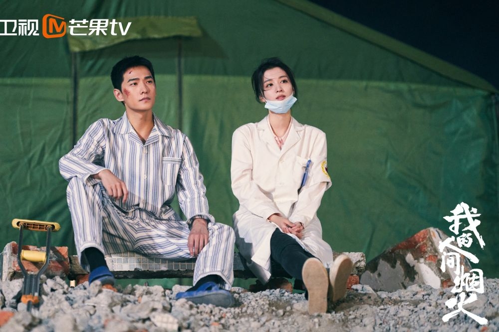 中國男星楊洋（左）與王楚然（右）搭檔演出《我的人間煙火》收視逐漸回溫，導演透露兩人的氣質與角色非常貼近，是天選的「宋焰」和「許沁」。（取自我的人間煙火微博）