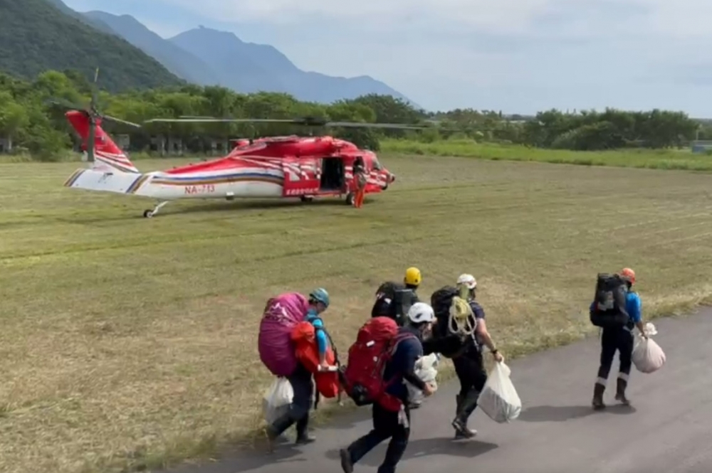 花蓮縣消防局首先出動5人搜救小組搭乘空勤直升機上山，確定鄭女座標後再增派10人協助救援。（翻攝畫面）