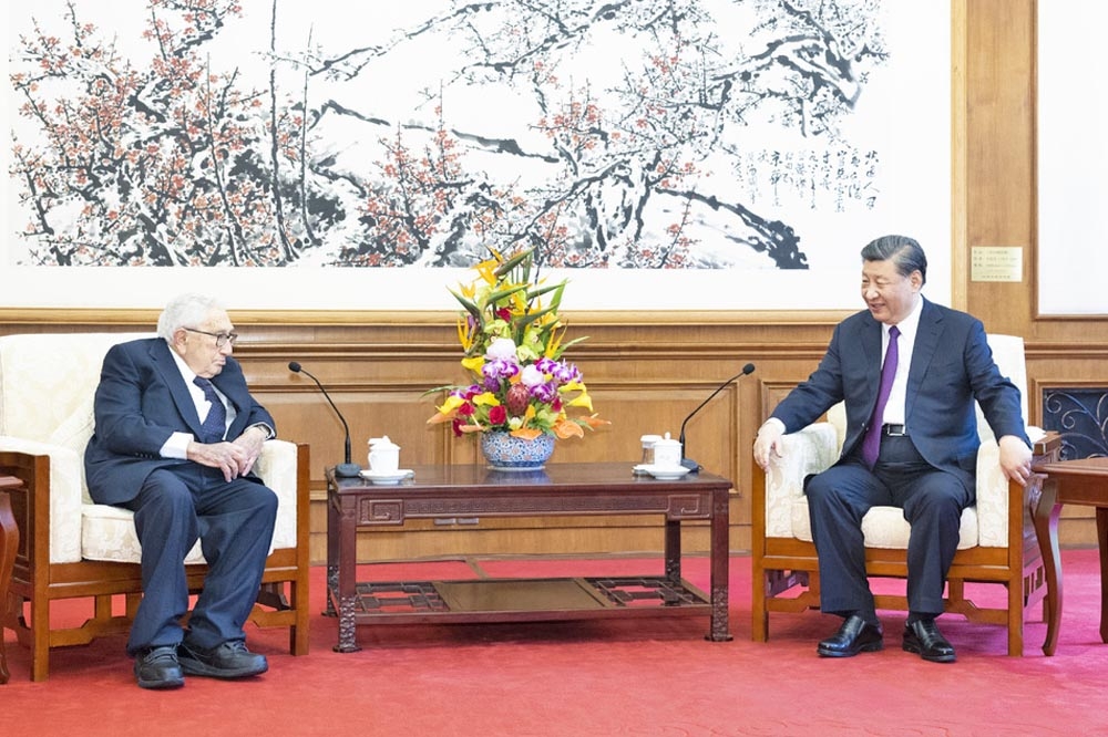 高齡百歲的季辛吉（左）時隔4年後，再度與中國領導人習近平會面。（取自央視畫面）
