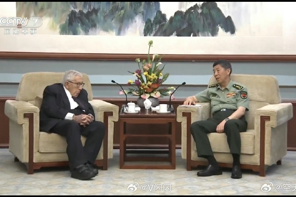 季辛吉在7月18日會晤正被美國「制裁」的中國國防部長李尚福，會議錄影畫面被中共官媒《央視》高調播映。（圖片取自微博）