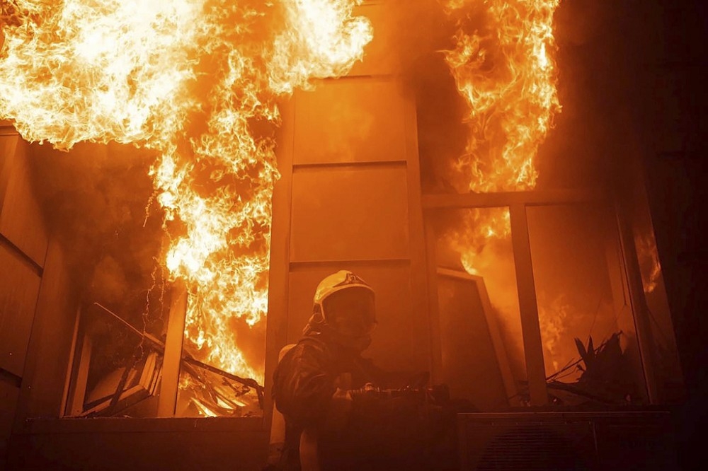 俄軍襲擊造成敖德薩建築發生大火，當地消防隊緊急出動撲滅火勢。（美聯社）