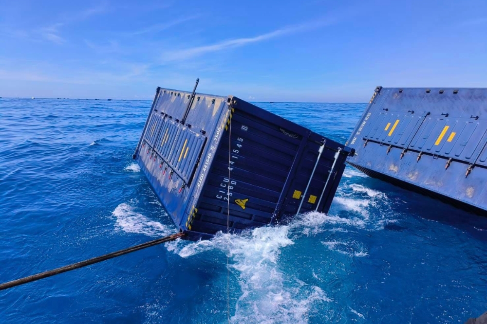 帛琉籍貨櫃船「ANGEL」傾斜，600多個貨櫃在海上漂流，由於颱風逼近，打撈作業刻不容緩。（高雄港務分公司港務處提供）