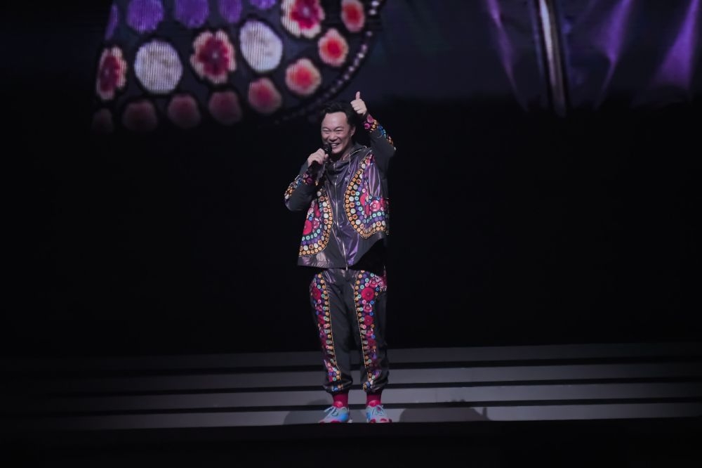 陳奕迅在台北小巨蛋舉辦7場「FEAR AND DREAMS世界巡迴演唱會」，今晚最終場時，歌迷為他驚喜慶生，讓他感動下跪。（楊約翰攝）