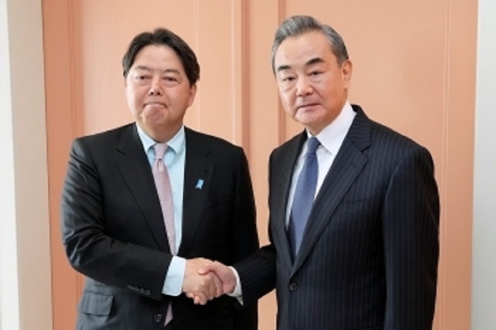 中共中央外事辦公室主任王毅本月中旬在印尼，與日本外務大臣林芳正時，提出舉行中日韓三國領袖會義的建議。圖為兩人2月在慕尼黑安全會議碰面。（取自日本外務省網站）