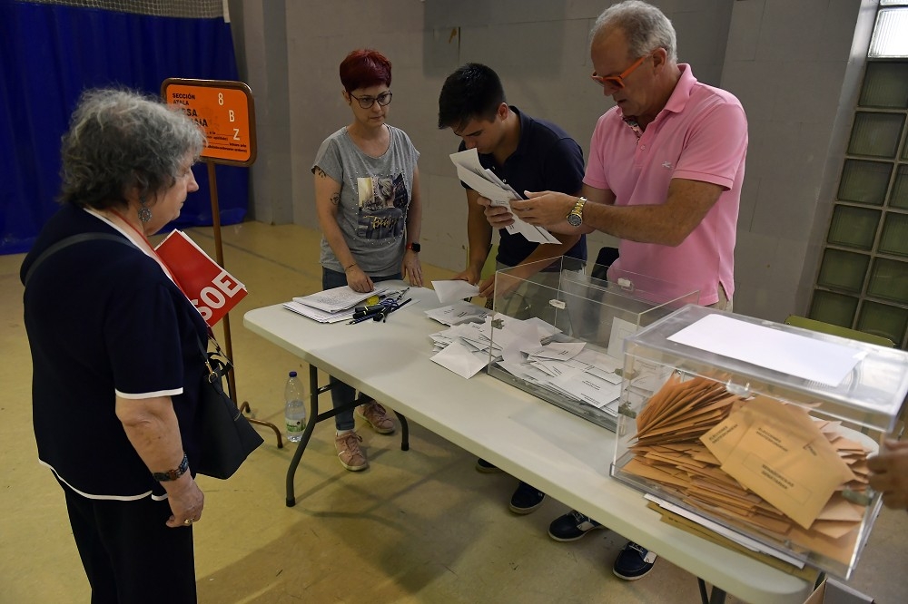 西班牙23日提前舉行國會大選，圖為選務人員正在計票。（美聯社）