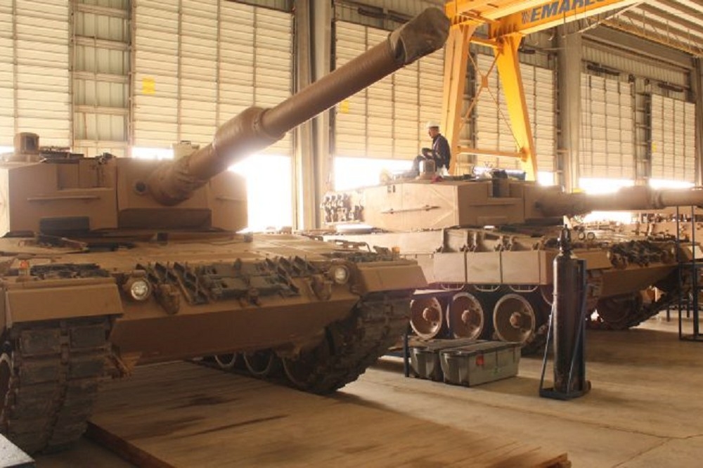 停放在倉庫內保修的智利陸軍豹2A4主戰車。（取自Famae）