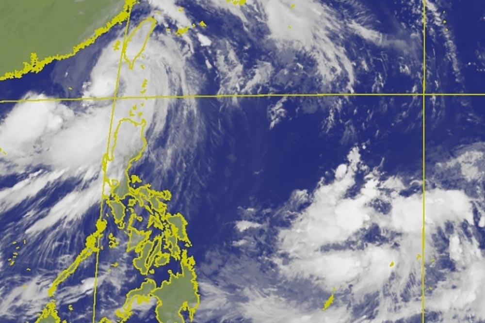台灣東南方、菲律賓東方海域上空，又有一個低氣壓可能發展成颱。（取自中央氣象局網站）