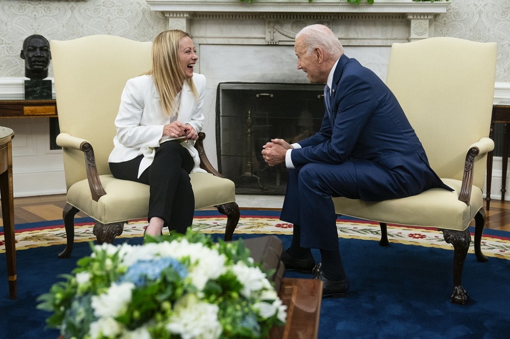 美國總統拜登在白宮接待義大利總理梅洛尼，並舉行雙人會談。（美聯社）