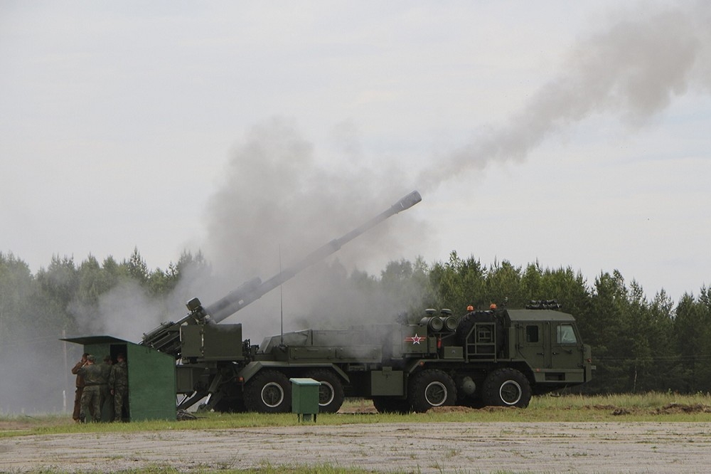 俄國2S43「錦葵」輪型自走砲已通過國家測試，未來有望大量服役。（取自Rostec）