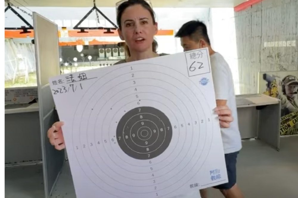 法國妞季茱莉來到台南柳營靶場，除了體驗標準的圖紙打靶，還有飛鏢射擊。（取自季茱莉YouTube頻道）