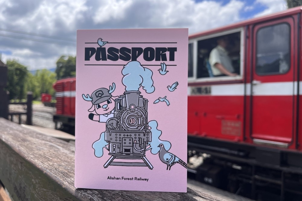 搭乘林鐵主題列車即可獲得「林鐵好康護照」。（取自阿里山林業鐵路及文化資產管理處臉書粉絲專頁）