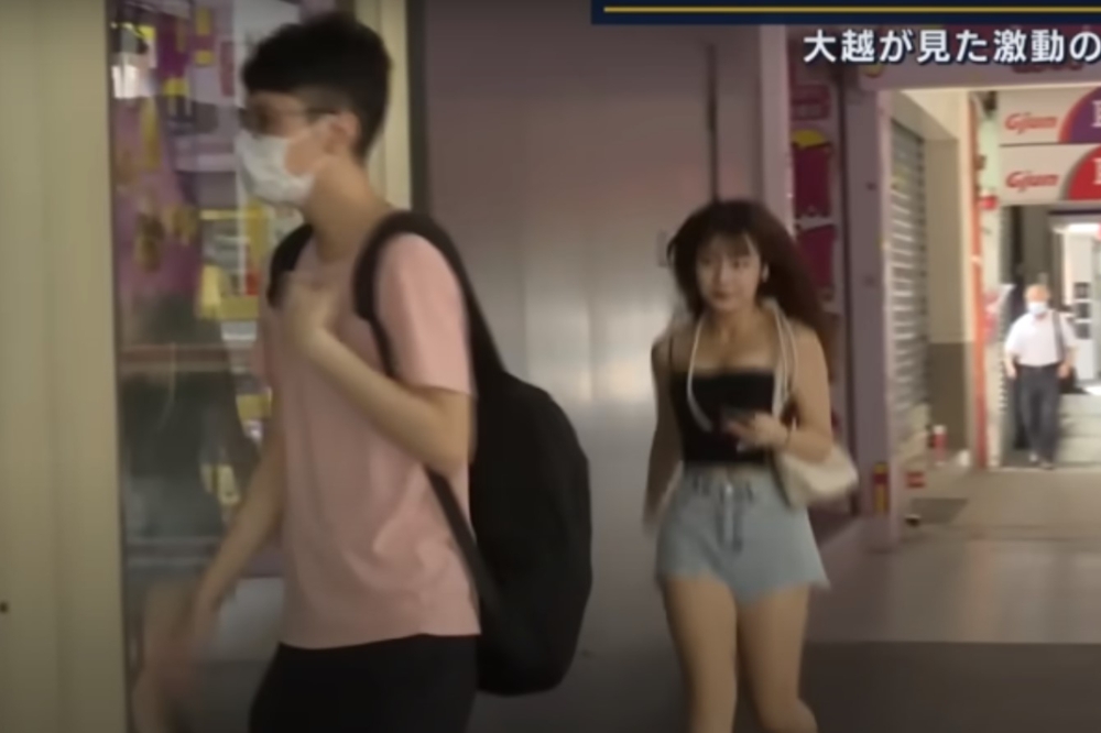 台北進行萬安演習時，日媒影片出現6秒正妹跑步進超商畫面，讓不少網友重刷觀看。（翻攝ANNnews YouTube）