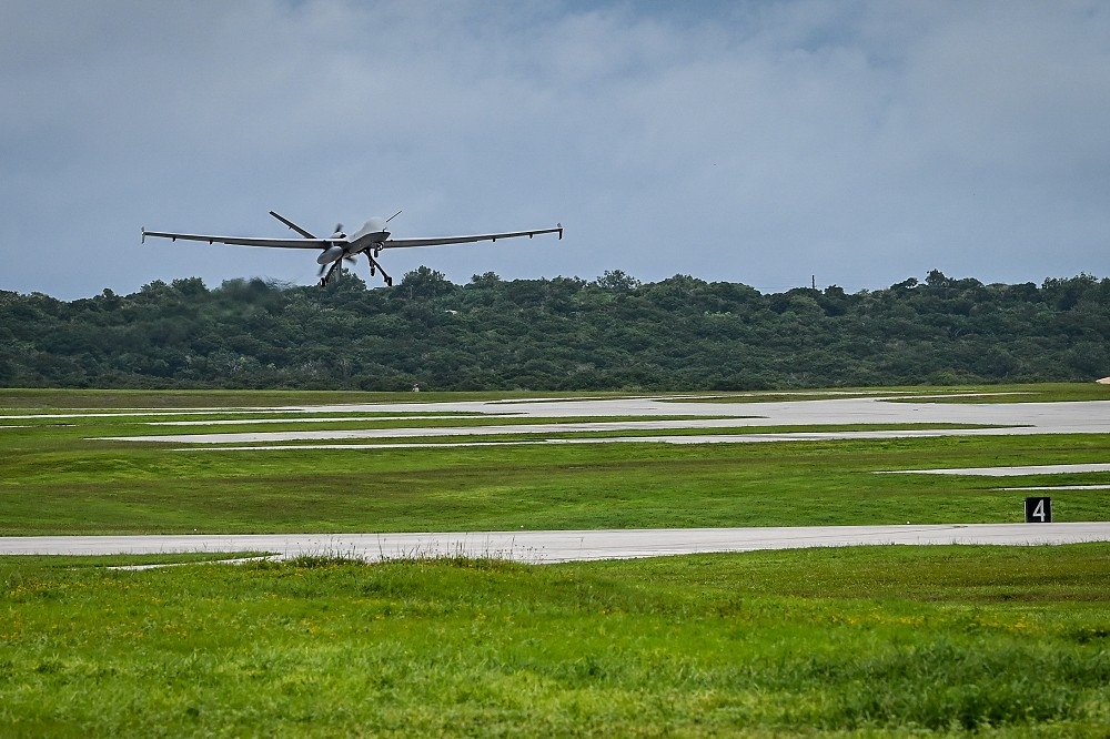 一架無人機從關島安德森空軍基地起飛。（取自DVIDS網站）