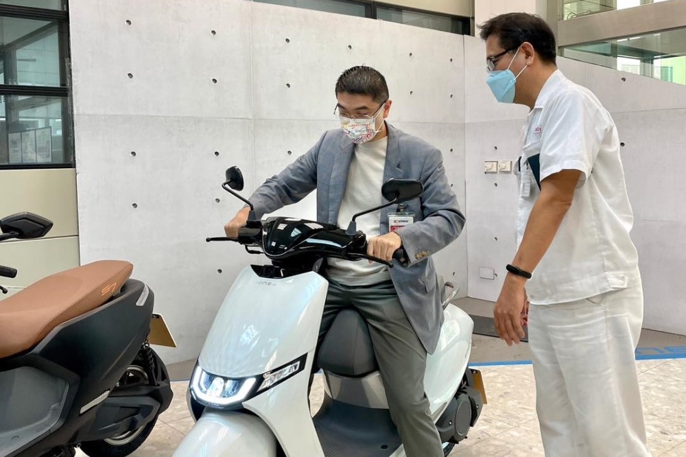 基隆市長謝國樑試騎電動機車。（取自謝國樑臉書粉絲專頁）