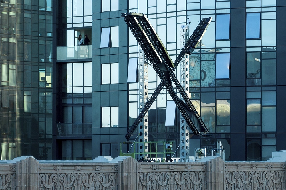 X总部的巨型logo已拆除。（美联社）(photo:UpMedia)