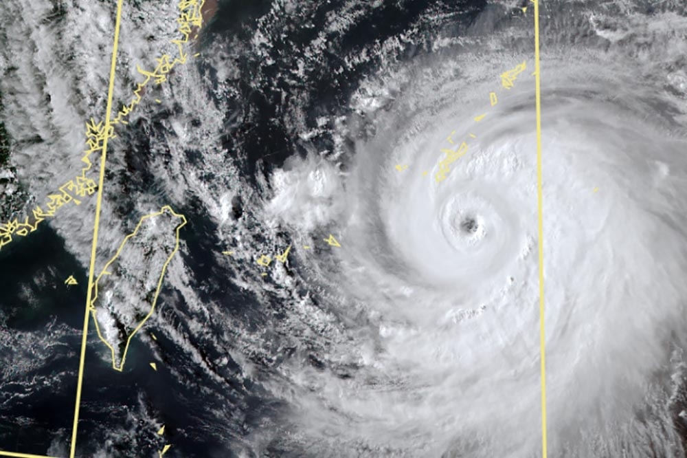 颱風卡努逐漸靠近台灣，氣象局晚上8點半發布海警。（取自中央氣象局網站）