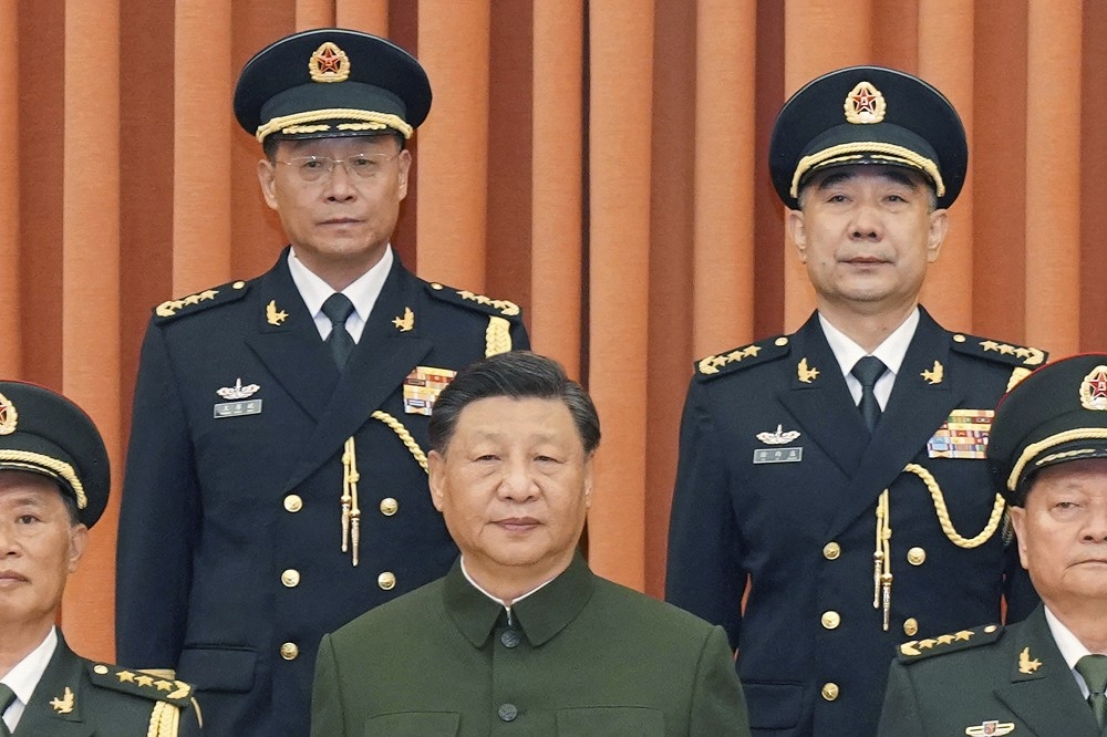 習近平（中）7月31日晉升新任火箭軍司令員王厚斌（後排左）、新任火箭軍政委徐西盛（後排右）為上將。（美聯社）