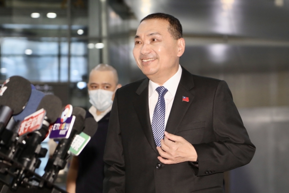 非綠陣營的「基於中華民國憲法的九二共識」、「兩岸一家親」，又或是「和平協議」，無一不是要對岸的共產黨配合，圖為侯友宜出訪前受訪。（攝影：王侑聖）