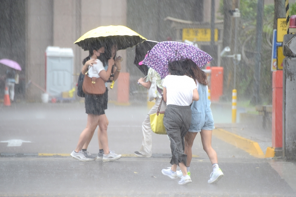 中颱「卡努」暴風圈將影響北台灣，並且中央氣象局在今天（2日）下午5點發布陸上颱風警報。（資料照片／張哲偉攝）