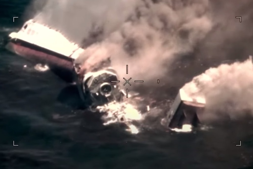 在經過反艦飛彈與炸彈反覆洗禮後，擔任靶艦的退役巡防艦「Slamet Riyadi號」斷成三截緩緩沉入海底。（截自影片）