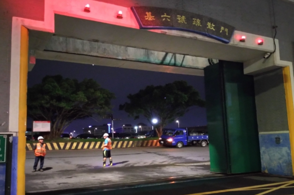 交通局長謝銘鴻表示，在昨晚關水門前已拖吊237輛汽機車，車主將被開罰3300元罰款。（取自水利處官網）