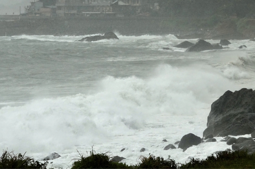 台東一名男子颱風天還到海邊游泳，遭大浪捲走。示意圖，非當事海邊。（王侑聖攝）